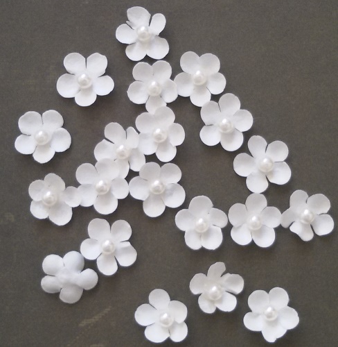 Набор мини-цветочков бумажных с бусинкой. Белые, д=1,5 см, 20 шт./уп. Scrap Berrys SCB26003035