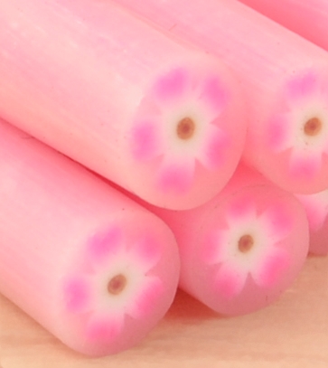 Палочка (колбаска) из полимерной глины №05 Цветочек розово-белый с бледнорозовым фоном, 1 шт