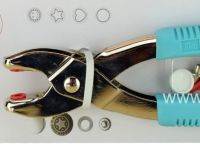 Щипцы Vario Prym 390 901 серия LOVE с насадками для установки кнопок, люверсов и создания отверстий, с бирюзовыми ручками