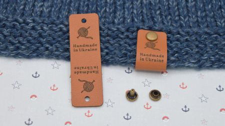 Шкіряна нашивка на кнопці, бірочка з написом Hand Made in Ukraine і моток пряжи, колір Коричневий , 60х20мм, 1 шт