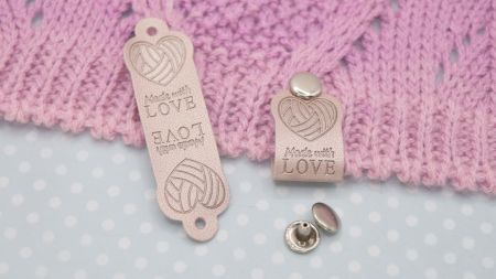 Шкіряна бірка на кнопці, бірочка з написом Hand Made with love, серце-пряжа, колір металік-Пудра, 66х20мм, 1 шт