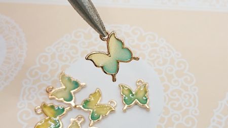 Кольорова підвіска, шарм Метелик Жовто-Зелений, з кольоровими крилами, 1 шт