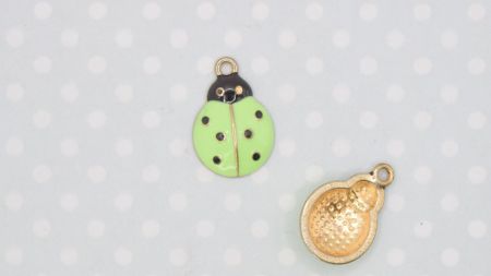 Кольорова підвіска, шарм жук Сонечко салатове, з емалевим покриттям, 1 шт