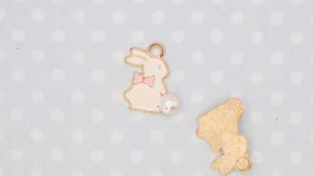 Кольорова підвіска, шарм Зайчик білий з намистинкою, з емалевим покриттям