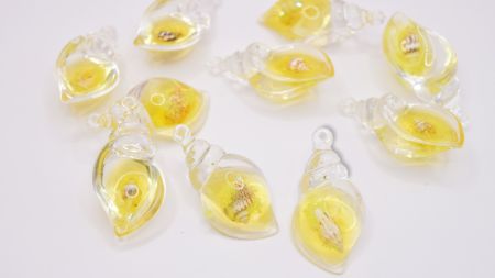 Смоляний кулон Ракушка прозора Жовта із натуральною мушлею у середині, розмір 39 мм