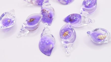 Смоляний кулон Ракушка прозора Фіолетова із натуральною мушлею у середині, розмір 39 мм