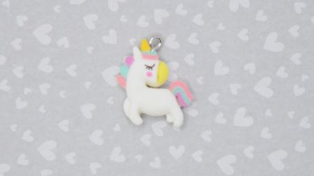 Кулон-підвіска Єдиноріг Білий з райдужною гривою 23мм. Аксесуар для біжутерії та обвісів у стилі 2000-х (Y2K), Kidcore. Брелок-фігурка з полімерної смоли для дівчат.