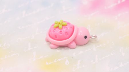 Підвіска , кулон Черепашка Рожева полуниця 28мм, для обвісів у стилі Kidcore та Y2K, полімерна смола 