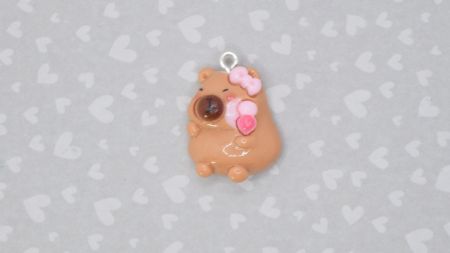 Кулон-підвірка Капібара з морозивом  24мм. Аксесуар для біжутерії та обвісів у стилі 2000-х (Y2K), Kidcore. Брелок-фігурка з полімерної смоли для дівчат.