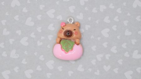 Кулон-підвірка Капібара з рожевим яблуком 25мм, . Аксесуар для біжутерії та обвісів у стилі 2000-х (Y2K), Kidcore. Брелок-фігурка з полімерної смоли для дівчат.