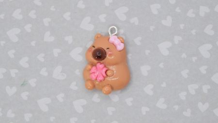 Кулон-підвірка Капібара з квіткою 28мм, рожева. Аксесуар для біжутерії та обвісів у стилі 2000-х (Y2K), Kidcore. Брелок-фігурка з полімерної смоли для дівчат.