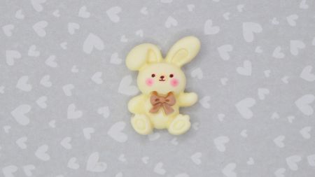 Кабошон Зайчик Кремовий з бантиком 27мм, матовий. Декоративна фігурка вершковий зайчик з полімерної смоли для скрапбукінгу, шпильок та кастомізації. Пласка фігурка для творчості.