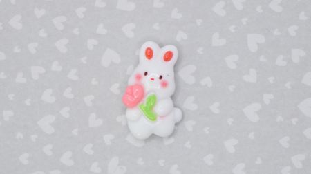 Кабошон Зайчик Білий з тюльпаном 25мм. Декоративна фігурка з полімерної смоли для скрапбукінгу, шпильок та декору листівок. Пласка фігурка для творчості.