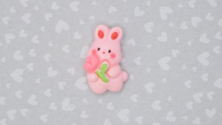 Кабошон Рожевий Зайчик з тюльпаном 25мм. Декоративна фігурка з полімерної смоли для скрапбукінгу, шпильок та декору листівок. Пласка фігурка для творчості.