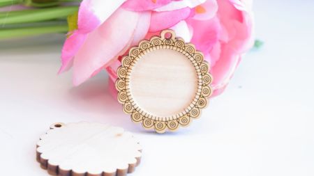 Оправа для кабошона кругла дерев'яна з орнаментом 42 мм, колір натуральний