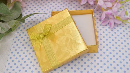 Подарункова коробочка для прикрас 90х90х30 мм, картонна з бантиком, золота