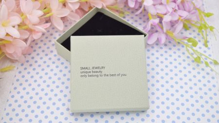 Подарункова коробочка для прикрас 90х90х30 мм, картонна, Сіро-бежева з написом