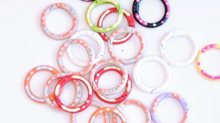 Заготовка для брелока: карабін-кільце круглий, кольоровий з малюнком Горошок (25 мм × 3,5 мм)