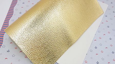 Штучна шкіра для рукоділля , середньозерниста, А4 колір глянцевий металік Жовте Золото, 1 шт