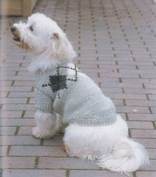 Кофта с рукавами, застегивается на пуговицы на животике