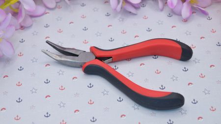 Плоскогубці Вигнуті з червоно-чорною пластиковою ручкою, 125x50x9 мм, феронікель, 1 шт