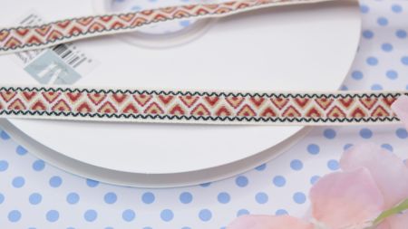 Гобеленова Стрічка з орнаментом 10мм, червоно-бежеві трикутники на білому, 1 м.