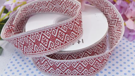 Гобеленова стрічка з українським геометричним червоно-білим орнаментом , 40 мм , 1 м.