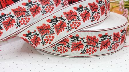 Гобеленова стрічка з українським чорно-червоним орнаментом Калина та жолуді на білому , 30 мм , 1 м.