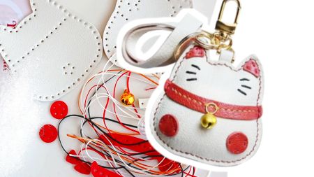 Підвіска Кіт білий, комплект для шиття зі штучної шкіри, Набір для творчості. КМР-001