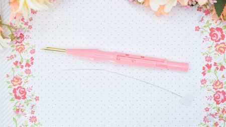 Голка для килимової вишивки товста регульована, коврова голка punch needle рожева з нитковдівачем для пряжі