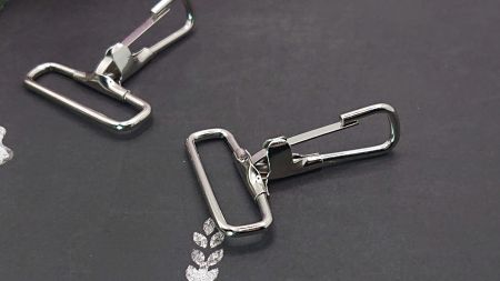 Карабін-гачок металевий для рюкзаків та сумок , проріз 30 мм, дротяний неповоротний (товщина 2.5 мм)