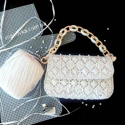 Клатч з маленької пластикової канви, нитки Рафія і намистин