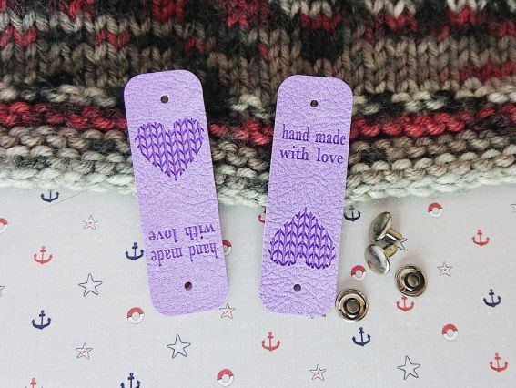 Шкіряна нашивка з кнопкою, бірочка з написом Hand Made і Серцем, колір Бузковий, 60х20мм, 1 шт