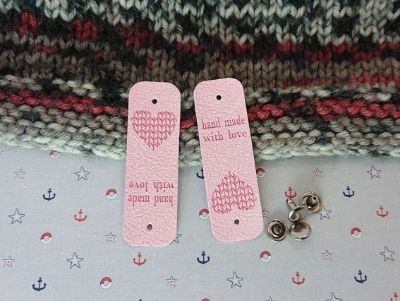 Шкіряна нашивка з кнопкою, бірочка з написом Hand Made і Серцем, колір рожевий,60х20мм, 1 шт