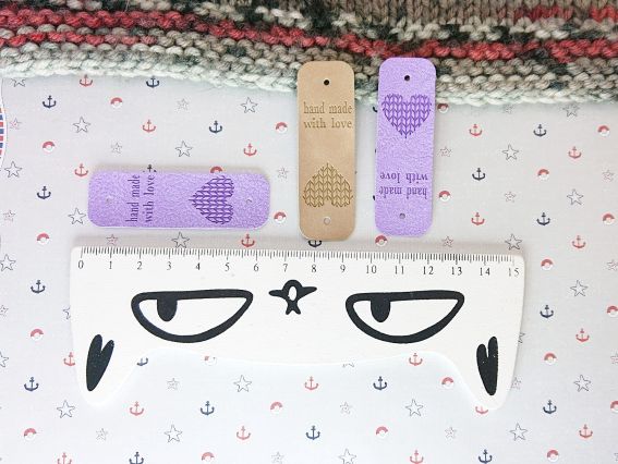 Шкіряна нашивка з кнопкою, бірочка з написом Hand Made і Серцем, колір Бузковий, 60х20мм, 1 шт