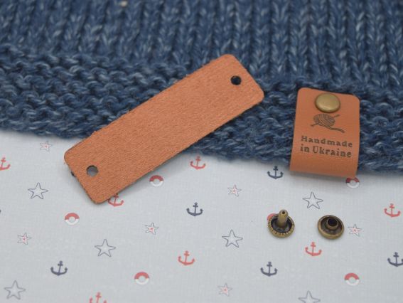 Кожаная нашивка на кнопке, бирочка с надписью "Hand Made in Ukraine" и моток пряжи, цвет Коричневый, 60х20мм, 1 шт