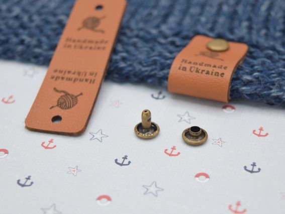 Кожаная нашивка на кнопке, бирочка с надписью "Hand Made in Ukraine" и моток пряжи, цвет Коричневый, 60х20мм, 1 шт