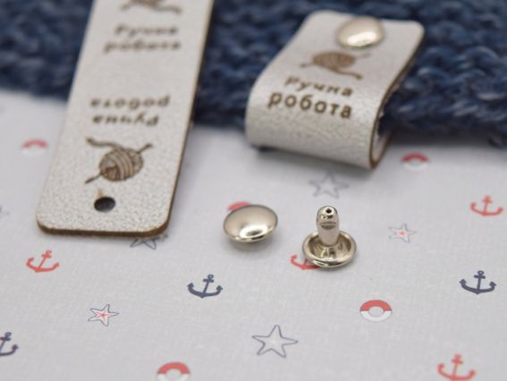 Кожаная нашивка на кнопке, бирочка с надписью "Ручна робота" и моток пряжи, цвет Серебряный, 60х20мм, 1 шт