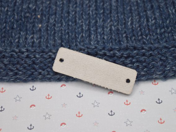 Кожаная нашивка на кнопке, бирочка с надписью "Ручна робота" и моток пряжи, цвет Серебряный, 60х20мм, 1 шт