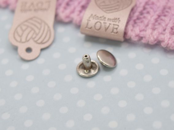 Кожаная бирка на кнопке, бирочка с надписью Hand Made with love и сердце-пряжа, цвет металлик-пудра, 66х20мм, 1 шт