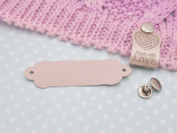 Кожаная бирка на кнопке, бирочка с надписью Hand Made with love и сердце-пряжа, цвет металлик-пудра, 66х20мм, 1 шт
