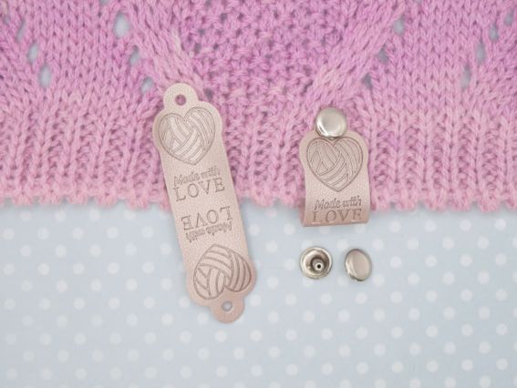 Кожаная бирка на кнопке, бирочка с надписью Hand Made with love и сердце-пряжа, цвет металлик-пудра, 66х20мм, 1 шт