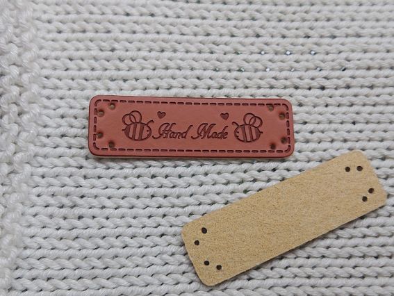 Шкіряна нашивка, бірочка з написом Hand Made з Бджілкою, Коричнева, розмір 50х15мм, 1 шт