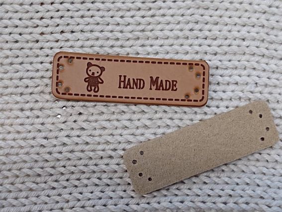 Кожаная нашивка, бирочка с надписью Hand Made с мишкой,  Кофейная , размер 50х15мм, 1 шт