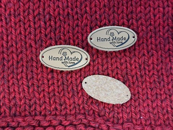 Шкіряна нашивка, бірочка з написом Hand Made with love Серце, овальна Кавова розмір 32х16мм, 1 шт