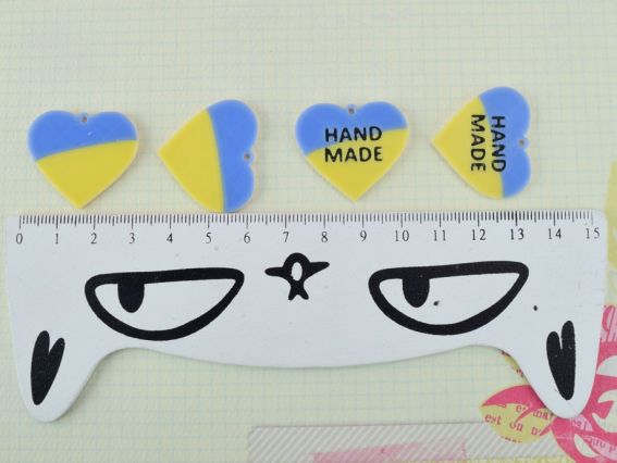 Пластикова підвіска-нашивка , бірочка Сердечка жовто-блакитні та Hand Made, пластикові, 4 шт