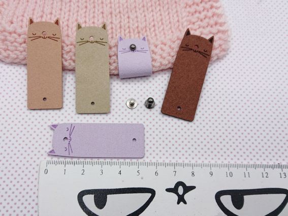 Замшева нашивка, бірочка з гвинтом Голова Котика, світло-бежевий колір , 52(26)х20мм, 1 шт