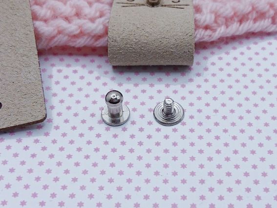 Замшева нашивка, бірочка з гвинтом Голова Котика, світло-бежевий колір , 52(26)х20мм, 1 шт