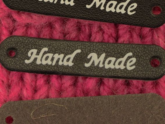 Нашивка кожаная 48х10 мм Hand Made ЧЕРНАЯ прямоугольно-овальная 1 шт Нашивка кожаная 48х10 мм Hand Made ЧЕРНАЯ прямоугольно-овальная 1 шт