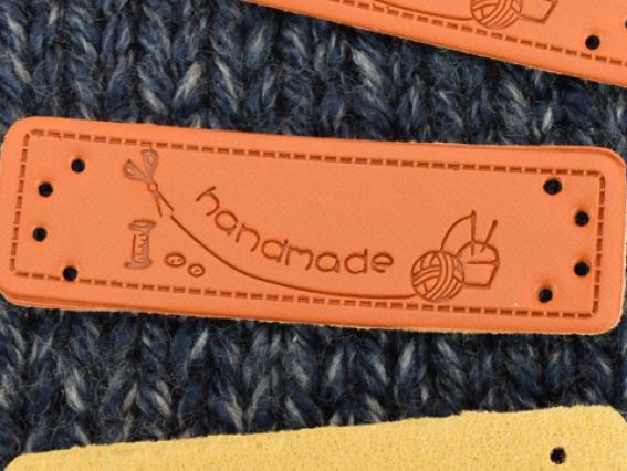 Нашивка кожаная Hand Made, ножницы и нитки, 50х15мм, 1 шт Нашивка кожаная Hand Made, ножницы и нитки, 50х15мм, 1 шт